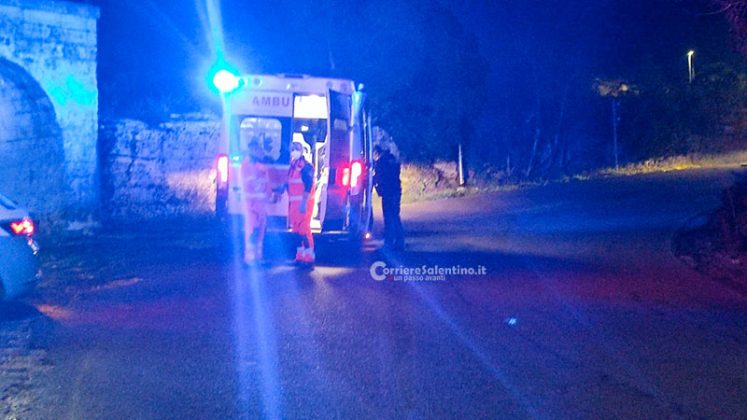 Auto sfonda il guardrail e precipita in un dirupo: miracolati gli occupanti, solo lievi ferite - Corriere Salentino