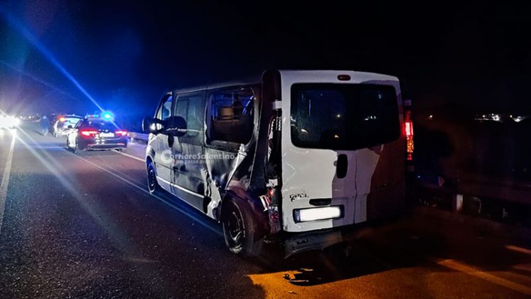 Incidente sulla statale 274: impatto tra due auto e un furgoncino. Tre feriti - Corriere Salentino