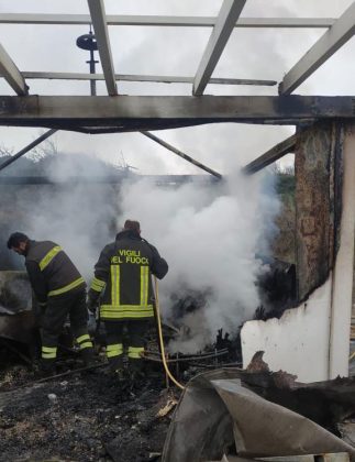 Due lidi in fiamme e vasto incendio in pineta. Cittadino riprende un 41enne sospetto: indagini in corso - Corriere Salentino