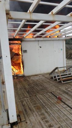 Due lidi in fiamme e vasto incendio in pineta. Cittadino riprende un 41enne sospetto: indagini in corso - Corriere Salentino