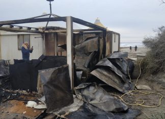 Due lidi in fiamme e vasto incendio in pineta. Cittadino riprende un 41enne sospetto: indagini in corso