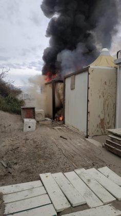 Due lidi in fiamme e vasto incendio in pineta. Cittadino riprende un 41enne sospetto: indagini in corso - Corriere Salentino