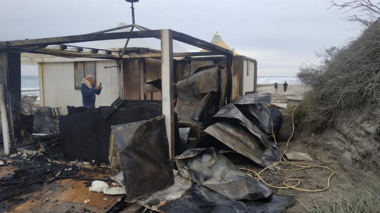 Due lidi in fiamme e vasto incendio in pineta. Cittadino riprende un 41enne sospetto: indagini in corso - Corriere Salentino