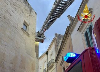 Crollano pezzi di intonaco da un edificio comunale: zona transennata e messa in sicurezza