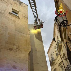 Crollano pezzi di intonaco da un edificio comunale: zona transennata e messa in sicurezza - Corriere Salentino