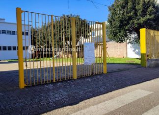 Travolto da un cancello, 53enne rimedia gravi ferite alle gambe: era impegnato nei lavori del Puc