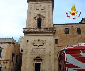 Allerta arancione per forte vento, tromba d'aria in città: danni al campanile del Duomo - Corriere Salentino