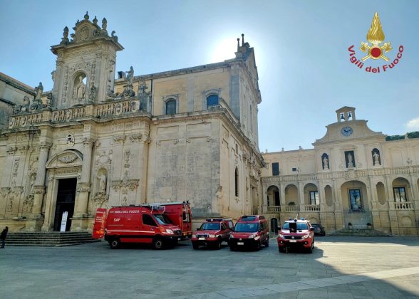 Campanile del Duomo sorvegliato speciale, sopralluogo per verifica danni. Ancora pericoli: zona transennata e interdetta - Corriere Salentino