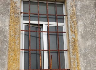 Tagliano le grate della finestra e tentano di intrufolarsi nella tipografia, ma scatta l’allarme: ladri in fuga