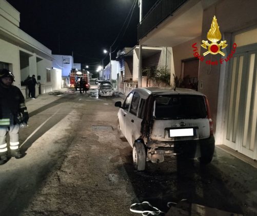 Ancora una notte di fuoco in Salento: tre auto distrutte dalle fiamme. Indagini in corso - Corriere Salentino
