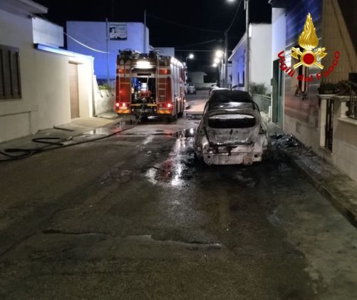 Ancora una notte di fuoco in Salento: tre auto distrutte dalle fiamme. Indagini in corso - Corriere Salentino