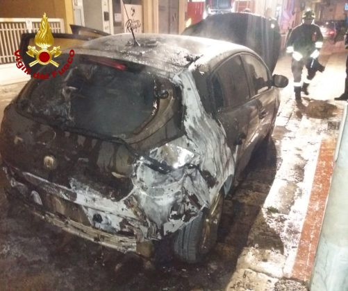 Ancora una notte di fuoco in Salento: tre auto distrutte dalle fiamme. Indagini in corso - Corriere Salentino