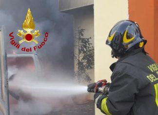 A fuoco un’auto nel giardino di un’abitazione, un’altra per strada: verifiche in corso