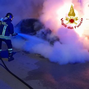 A fuoco un'auto nel giardino di un'abitazione, un'altra per strada: verifiche in corso - Corriere Salentino