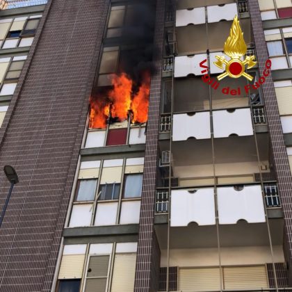 Divampa incendio in un'abitazione, paura a Lecce: vigili del fuoco al lavoro, anziana soccorsa dal 118 - Corriere Salentino