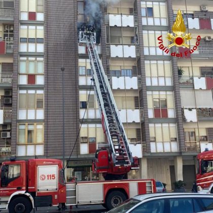 Divampa incendio in un'abitazione, paura a Lecce: vigili del fuoco al lavoro, anziana soccorsa dal 118 - Corriere Salentino