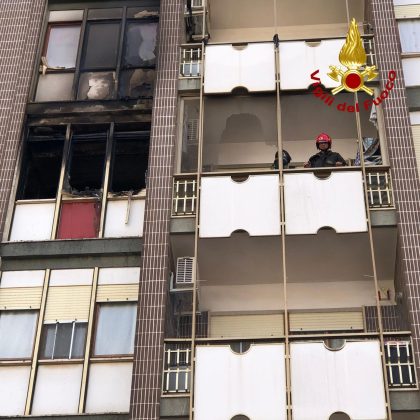 Divampa incendio in un'abitazione, paura a Lecce: vigili del fuoco al lavoro, anziana soccorsa dal 118 - Corriere Salentino