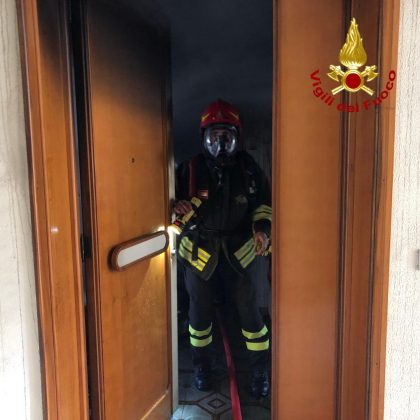 Divampa incendio in un'abitazione, paura a Lecce: vigili del fuoco al lavoro, anziana soccorsa dal 118 - Corriere Salentino