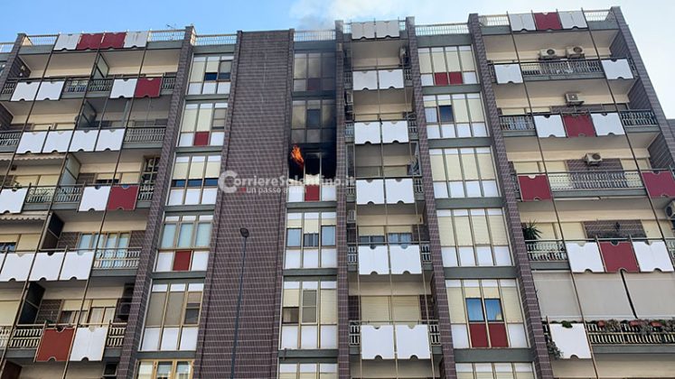 Divampa incendio in un'abitazione, paura a Lecce: vigili del fuoco al lavoro, anziana soccorsa dal 118 - Corriere Salentino