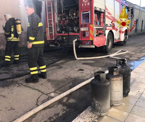 Divampa incendio in abitazione: casa distrutta, paura per una bombola di gpl che prende fuoco - Corriere Salentino