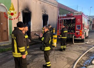 Divampa incendio in abitazione: casa distrutta, paura per una bombola di gpl che prende fuoco