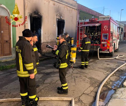 Divampa incendio in abitazione: casa distrutta, paura per una bombola di gpl che prende fuoco - Corriere Salentino