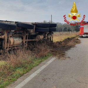 Camion carico di catrame si ribalta sulla provinviale: ferito autista - Corriere Salentino