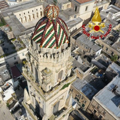 Campanile del Duomo sorvegliato speciale, sopralluogo per verifica danni. Ancora pericoli: zona transennata e interdetta - Corriere Salentino
