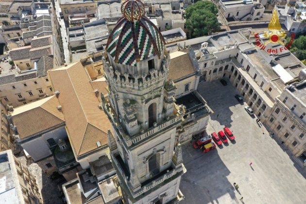 Campanile del Duomo sorvegliato speciale, sopralluogo per verifica danni. Ancora pericoli: zona transennata e interdetta - Corriere Salentino