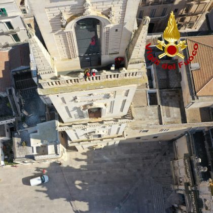 Campanile del Duomo sorvegliato speciale, sopralluogo per verifica danni. Ancora pericoli: zona transennata e interdetta - Corriere Salentino