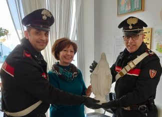 Vandali e ladri in azione: nel mirino palazzetto e asilo nido. E i carabinieri ricomprano la statua rubata