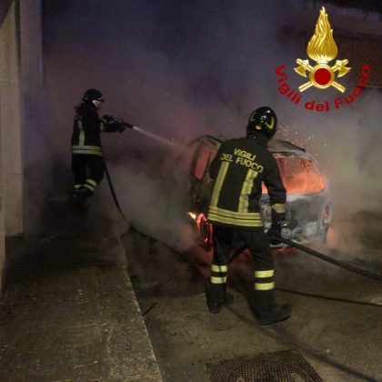 Due auto avvolte dalle fiamme in poche ore, non si arresta la scia di fuoco nel Salento. Fermato un 32enne - Corriere Salentino
