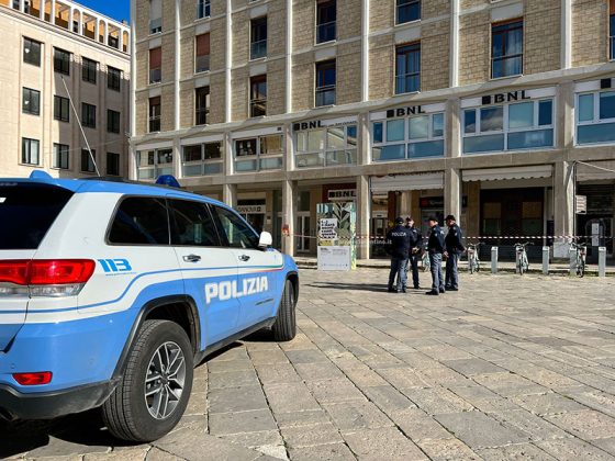 Zaino sospetto sotto ai portici, scatta l'allarme bomba in piazza Sant'Oronzo - Corriere Salentino