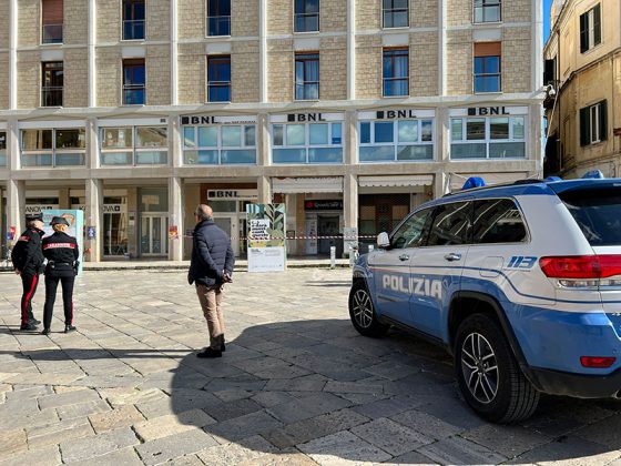 Zaino sospetto sotto ai portici, scatta l'allarme bomba in piazza Sant'Oronzo - Corriere Salentino