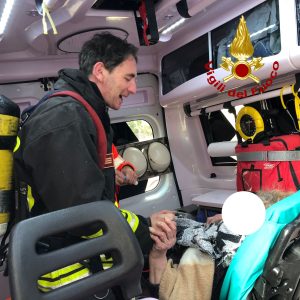 Divampa incendio in un'abitazione, paura a Lecce: vigili del fuoco al lavoro, anziana soccorsa dal 118 - Corriere Salentino