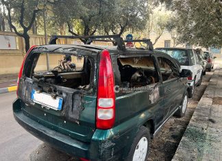 Ennesimo rogo d’auto, stavolta le fiamme divampano in città: colpita una vettura parcheggiata da giorni