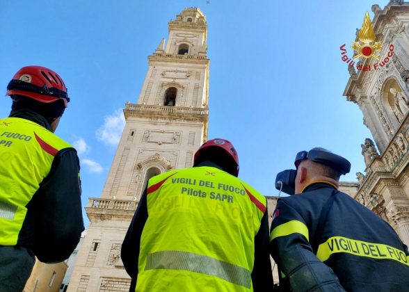 Campanile del Duomo sorvegliato speciale, sopralluogo per verifica danni. Ancora pericoli: zona transennata e interdetta - Corriere Salentino