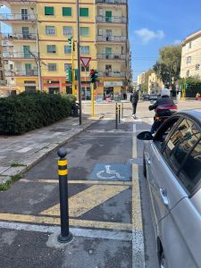 Lecce, Scorrano: “Una città prigioniera dei pali metallici, pericolosi e da rimuovere” - Corriere Salentino