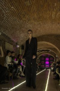 La giovane stilista salentina Emily My splende nel Fashion week di Milano. La collezione Fall Winter 23/24 punta anche su semplicità e utilità dei capi. Moitié conquista il mondo della moda - Corriere Salentino