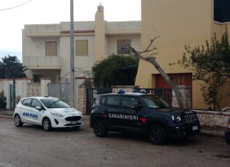 Tentano il furto nella villetta estiva, ladri in fuga a mani vuote: avevano già accumulato gli elettrodomestici da rubare