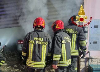 Fiamme in un garage, in fumo anche una Mercedes: paura in tarda serata ad Arnesano