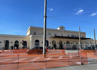 “Piazzale della stazione, disagi per chi viaggia e danni economici per le poche attività superstiti”