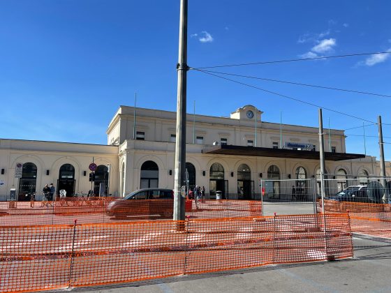 “Piazzale della stazione, disagi per chi viaggia e danni economici per le poche attività superstiti” - Corriere Salentino