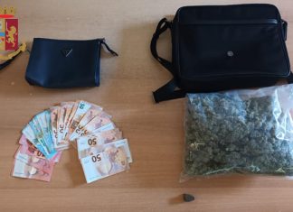 Sorpresi in auto con mezzo chilo di “erba”, uno di loro tenta invano la fuga e ferisce agente: tre denunce