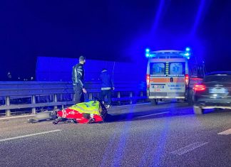 Incidente sulla statale: impatto tra moto e auto. Ferite lievi per un centauro