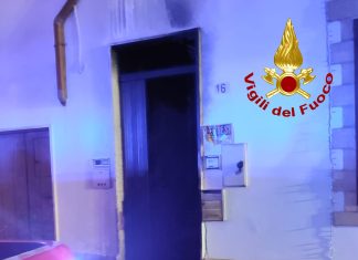 In fiamme portone d’ingresso di due abitazioni: si indaga