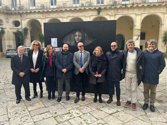 “Donna, vita, libertà”: inaugurata nell’atrio di Palazzo dei Celestini “Mahsa” l’opera artistica itinerante voluta da provincia e Cpo - Corriere Salentino
