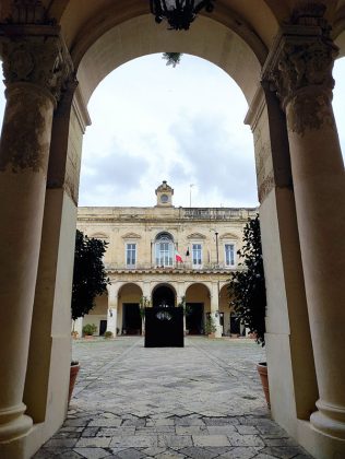 “Donna, vita, libertà”: inaugurata nell’atrio di Palazzo dei Celestini “Mahsa” l’opera artistica itinerante voluta da provincia e Cpo - Corriere Salentino