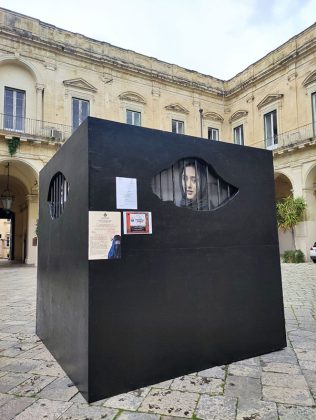 “Donna, vita, libertà”: inaugurata nell’atrio di Palazzo dei Celestini “Mahsa” l’opera artistica itinerante voluta da provincia e Cpo - Corriere Salentino