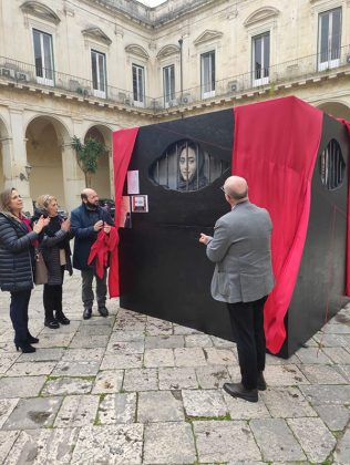 “Donna, vita, libertà”: inaugurata nell’atrio di Palazzo dei Celestini “Mahsa” l’opera artistica itinerante voluta da provincia e Cpo - Corriere Salentino